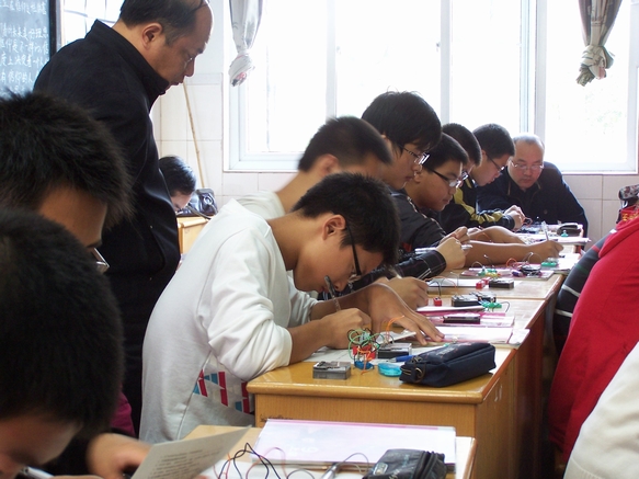 学生在学案引导下自主设计实验方案