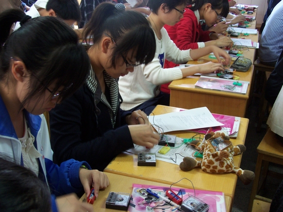 学生利用电磁实验探究组合器材熟练地操作测量