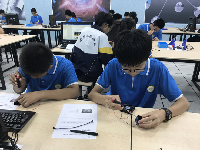 与会者参观创新实验课程中心各个馆室